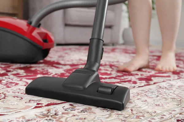 家庭で掃除機でカーペットを掃除する女性 クローズアップ — ストック写真