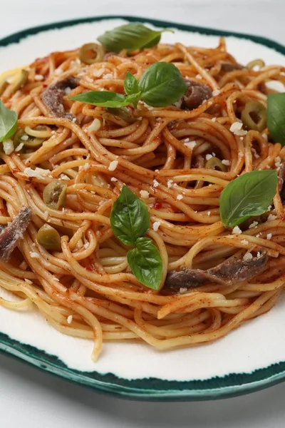 Köstliche Pasta Mit Sardellen Tomatensauce Und Basilikum Auf Weißem Tisch — Stockfoto