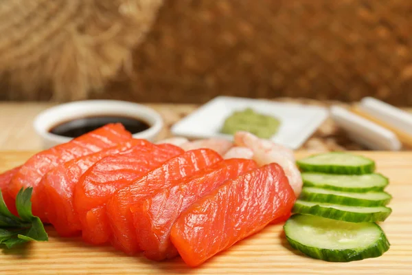 Delicioso Sashimi Conjunto Salmão Camarões Servidos Com Pepinos Tábua Madeira — Fotografia de Stock