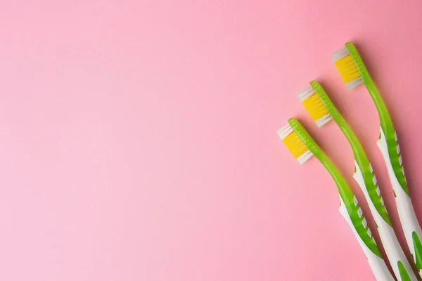 Zubní Kartáčky Růžovém Pozadí Plochý Ležel Mezera Pro Text — Stock fotografie