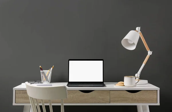 Stylowe Miejsce Pracy Laptopem Lampą Papeterią Białym Stole Przy Szarej — Zdjęcie stockowe