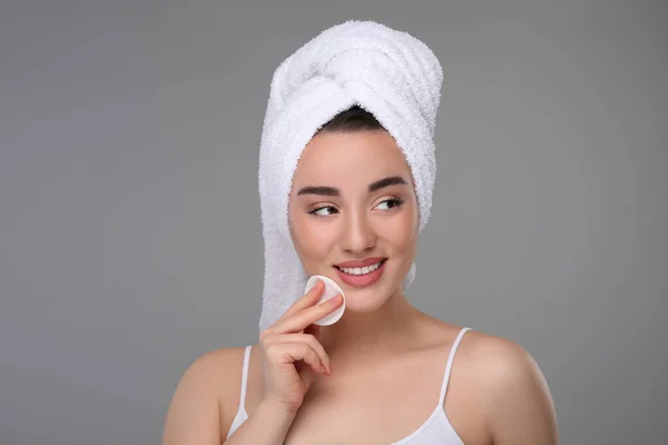 Piękna Kobieta Ręczniku Frotte Usuwanie Makijażu Podkładką Bawełnianą Szarym Tle — Zdjęcie stockowe