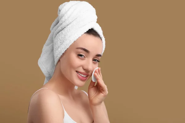 Piękna Kobieta Ręczniku Frotte Usuwanie Makijażu Podkładką Bawełnianą Beżowym Tle — Zdjęcie stockowe