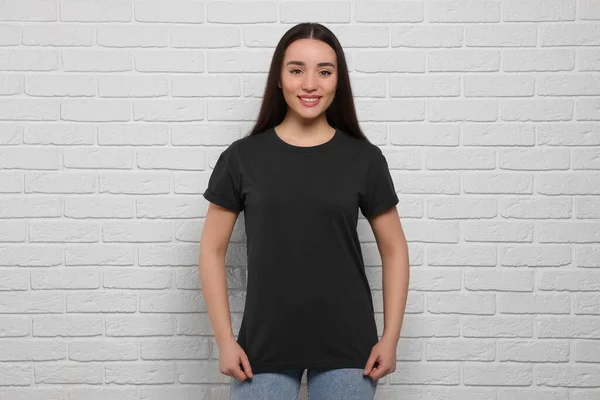 Kvinna Bär Snygg Svart Shirt Nära Vit Tegelvägg — Stockfoto