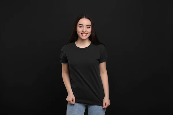 Mulher Vestindo Camiseta Preta Fundo Escuro — Fotografia de Stock