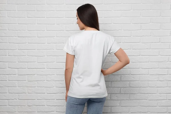 Mulher Vestindo Elegante Camiseta Perto Parede Tijolo Branco Visão Traseira — Fotografia de Stock