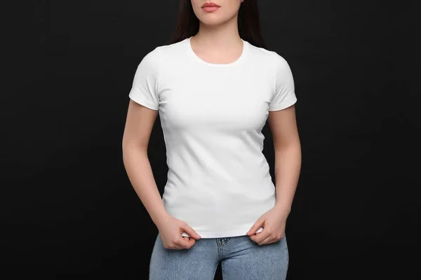 Frau Trägt Weißes Shirt Auf Schwarzem Hintergrund Nahaufnahme — Stockfoto