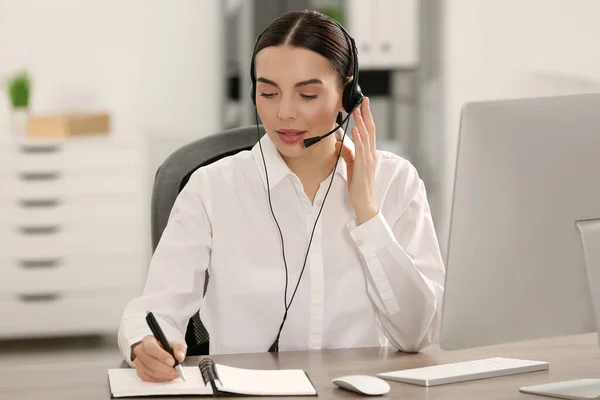 Χειριστής Hotline Ακουστικά Και Σημειωματάριο Που Εργάζονται Στο Γραφείο — Φωτογραφία Αρχείου