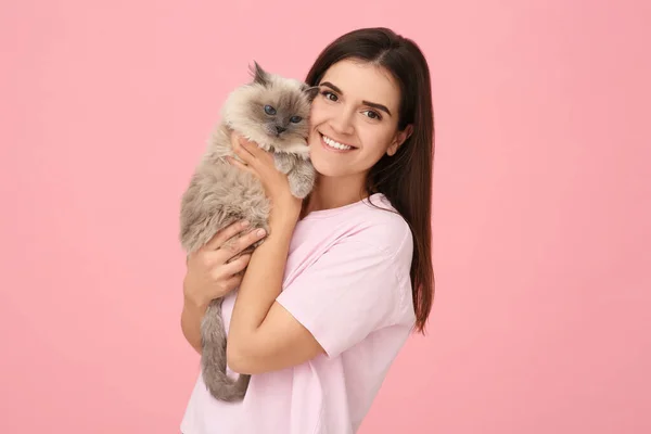 Mulher Com Seu Gato Bonito Fundo Rosa — Fotografia de Stock