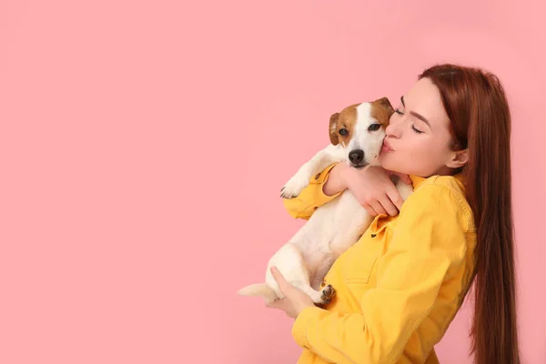 Женщина Целует Свою Милую Собаку Терьера Джека Рассела Розовом Фоне — стоковое фото