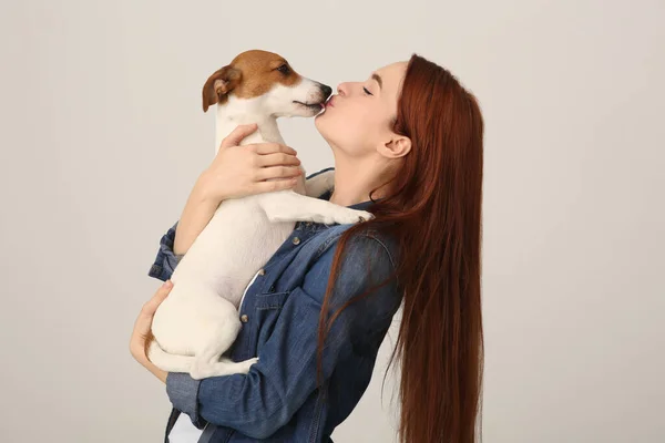 Mujer Besando Lindo Jack Russell Terrier Perro Sobre Fondo Blanco — Foto de Stock