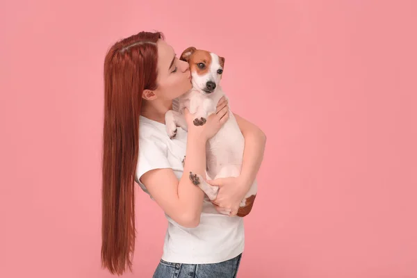 Женщина Целует Свою Милую Собаку Терьера Джека Рассела Розовом Фоне — стоковое фото