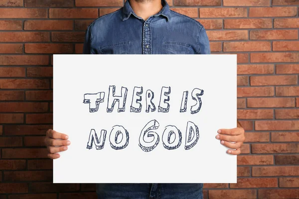 Ateismus Muž Drží Ceduli Textem Není Bůh Blízko Cihlové Zdi — Stock fotografie