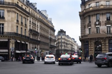 Güzel binaları ve arabaları olan bulanık cadde manzarası