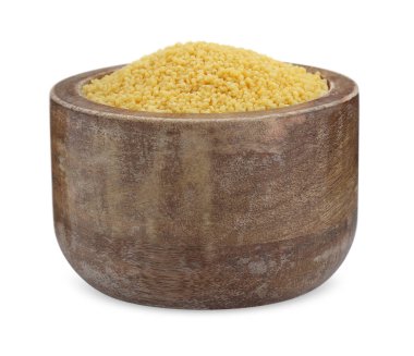 Bir kase çiğ kuskus beyazda izole edilmiş.