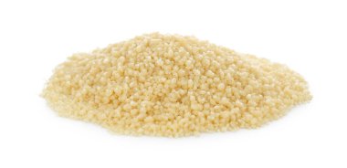 Beyaz arkaplanda ham kuskus yığını