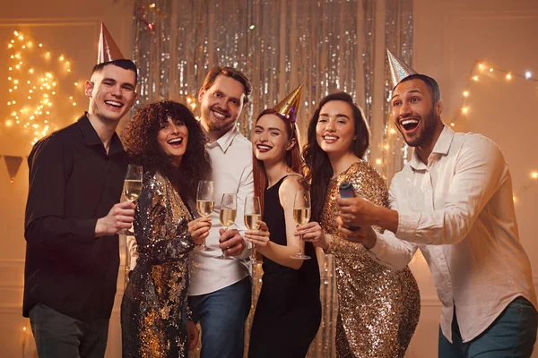 Mutlu Arkadaşlar Şarap Kadehleriyle Evde Doğum Günü Kutluyorlar — Stok fotoğraf