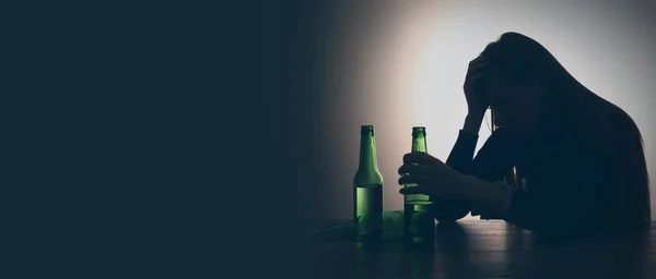 Lijden Aan Een Kater Vrouw Met Alcoholische Drank Aan Tafel — Stockfoto