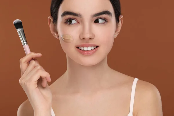 Teenage Girl Swatch Foundation Makeup Brush Brown Background — Stock Photo, Image