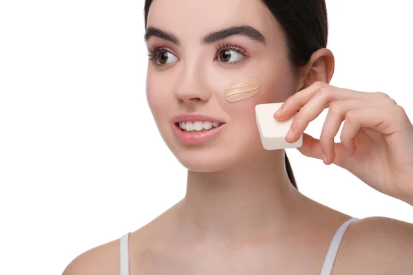 Tonårstjej Applicera Foundation Ansiktet Med Makeup Svamp Mot Vit Bakgrund — Stockfoto