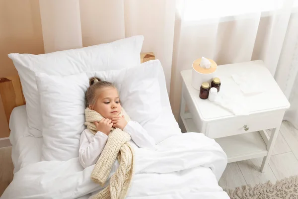 Άρρωστο Κορίτσι Κασκόλ Ξαπλωμένο Στο Κρεβάτι Από Πάνω Κρυολογήματα — Φωτογραφία Αρχείου
