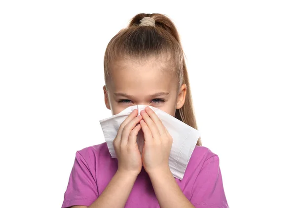 生病的女孩在白色背景的组织中吹鼻涕 感冒症状 — 图库照片