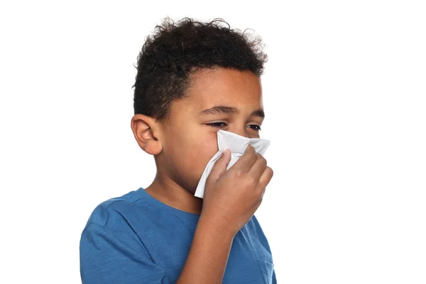 非洲裔美国男孩在白色背景的组织中吹鼻涕 感冒症状 — 图库照片