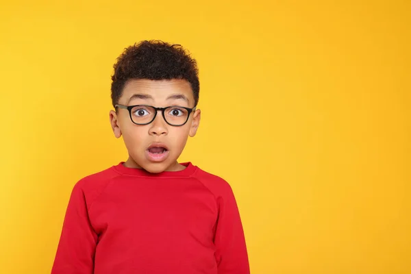 Menino Afro Americano Emocional Com Óculos Fundo Amarelo Espaço Para — Fotografia de Stock