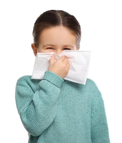 女孩在白色背景的组织上吹鼻涕 文字的空间 感冒症状 — 图库照片