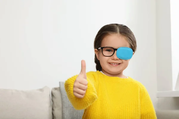 Menina Feliz Com Bocal Óculos Para Tratamento Estrabismo Mostrando Polegares — Fotografia de Stock