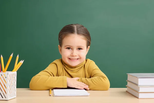 Šťastné Malé Školní Dítě Sedí Stolem Knihami Tabule — Stock fotografie