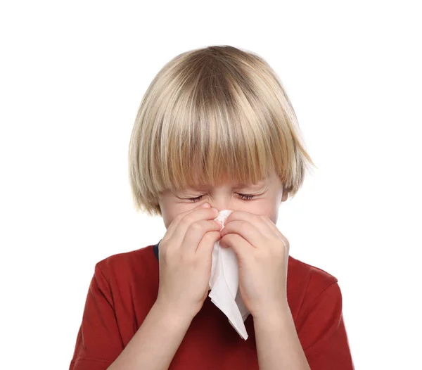 男孩在白色背景的组织上吹鼻涕 感冒症状 — 图库照片