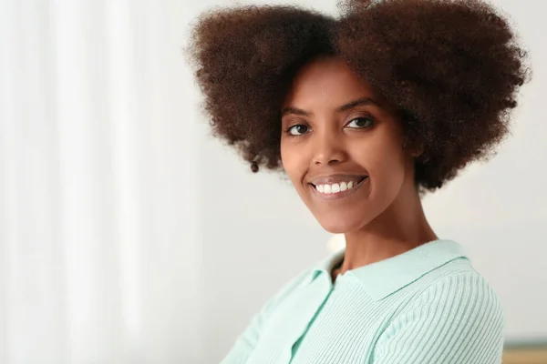 Portrait Smiling African American Woman Home Space Text — Φωτογραφία Αρχείου