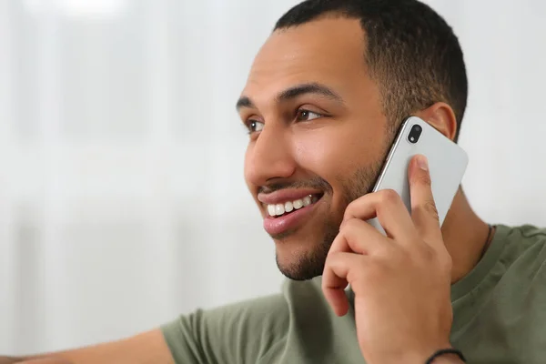 Lächelnder Afroamerikanischer Mann Der Hause Mit Dem Smartphone Spricht Raum — Stockfoto