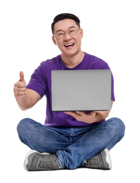 Pria Bahagia Dengan Laptop Menampilkan Jempol Latar Belakang Putih — Stok Foto