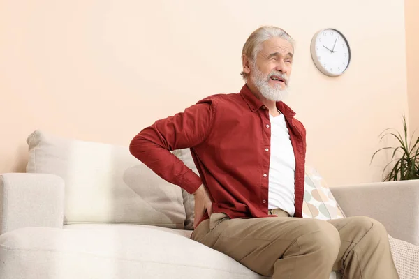 Älterer Mann Leidet Hause Unter Rückenschmerzen Symptome Einer Arthritis — Stockfoto