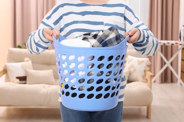自宅で洗濯に満ちたバスケットを持つ女性 クローズアップ — ストック写真