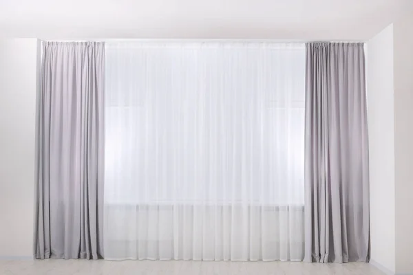 Tirai Jendela Abu Abu Muda Dan Tulle Putih Dalam Ruangan — Stok Foto
