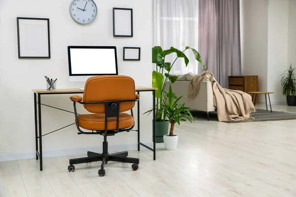 Elegante Interior Habitación Con Cómoda Silla Oficina Escritorio Plantas Interior — Foto de Stock