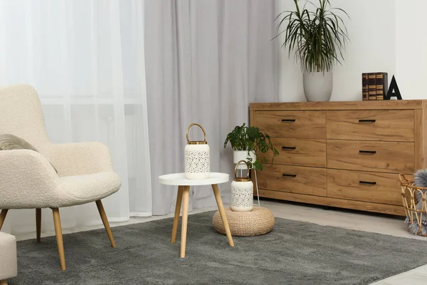 Bequeme Sessel Weißer Tisch Und Stilvolle Laternen Neben Eleganten Vorhängen — Stockfoto