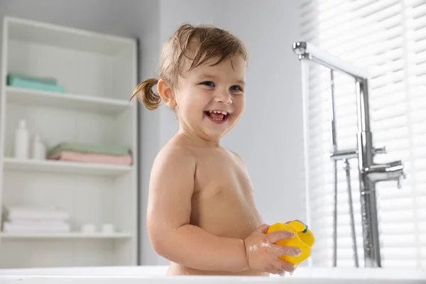 Glückliches Kleines Mädchen Mit Spielzeug Der Badewanne Hause — Stockfoto