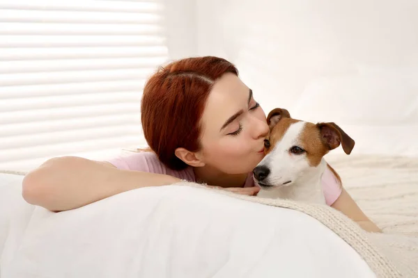 Γυναίκα Φιλιά Χαριτωμένο Jack Russell Terrier Σκυλί Στο Κρεβάτι Στο — Φωτογραφία Αρχείου