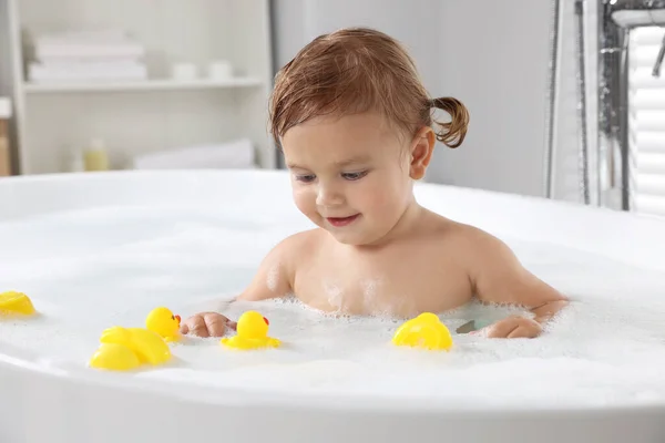 Evinde Köpüklü Banyoda Lastik Ördekleri Olan Sevimli Küçük Kız — Stok fotoğraf