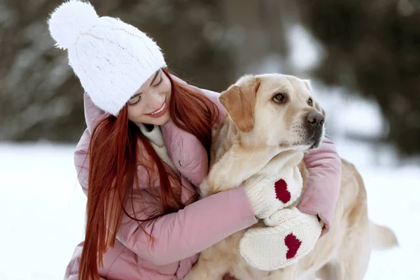 Hermosa Mujer Joven Abrazando Lindo Labrador Retriever Día Invierno Aire —  Fotos de Stock