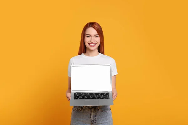 Mosolygó Fiatal Bemutató Laptop Sárga Háttér — Stock Fotó