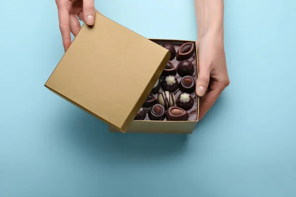 파란색 배경에 맛있는 초콜릿 사탕을 위에서 — 스톡 사진