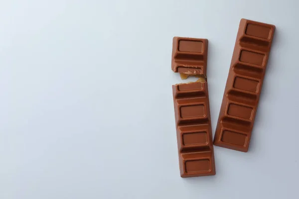 Deliciosas Barras Chocolate Fundo Azul Claro Flat Lay Espaço Para — Fotografia de Stock
