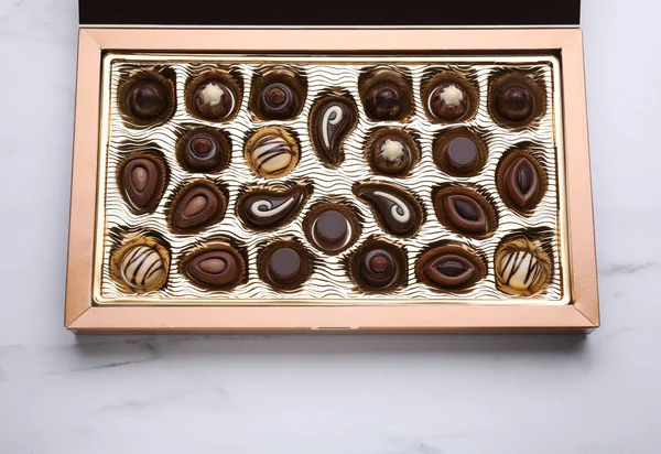 Caixa Deliciosos Doces Chocolate Mesa Mármore Branco Vista Superior — Fotografia de Stock