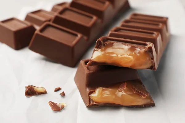 Smaklig Choklad Barer Med Karamell Papper Närbild — Stockfoto