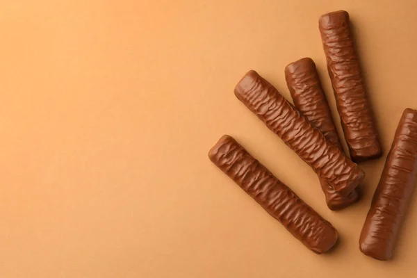 Doces Saborosas Barras Chocolate Fundo Bege Vista Superior Espaço Para — Fotografia de Stock
